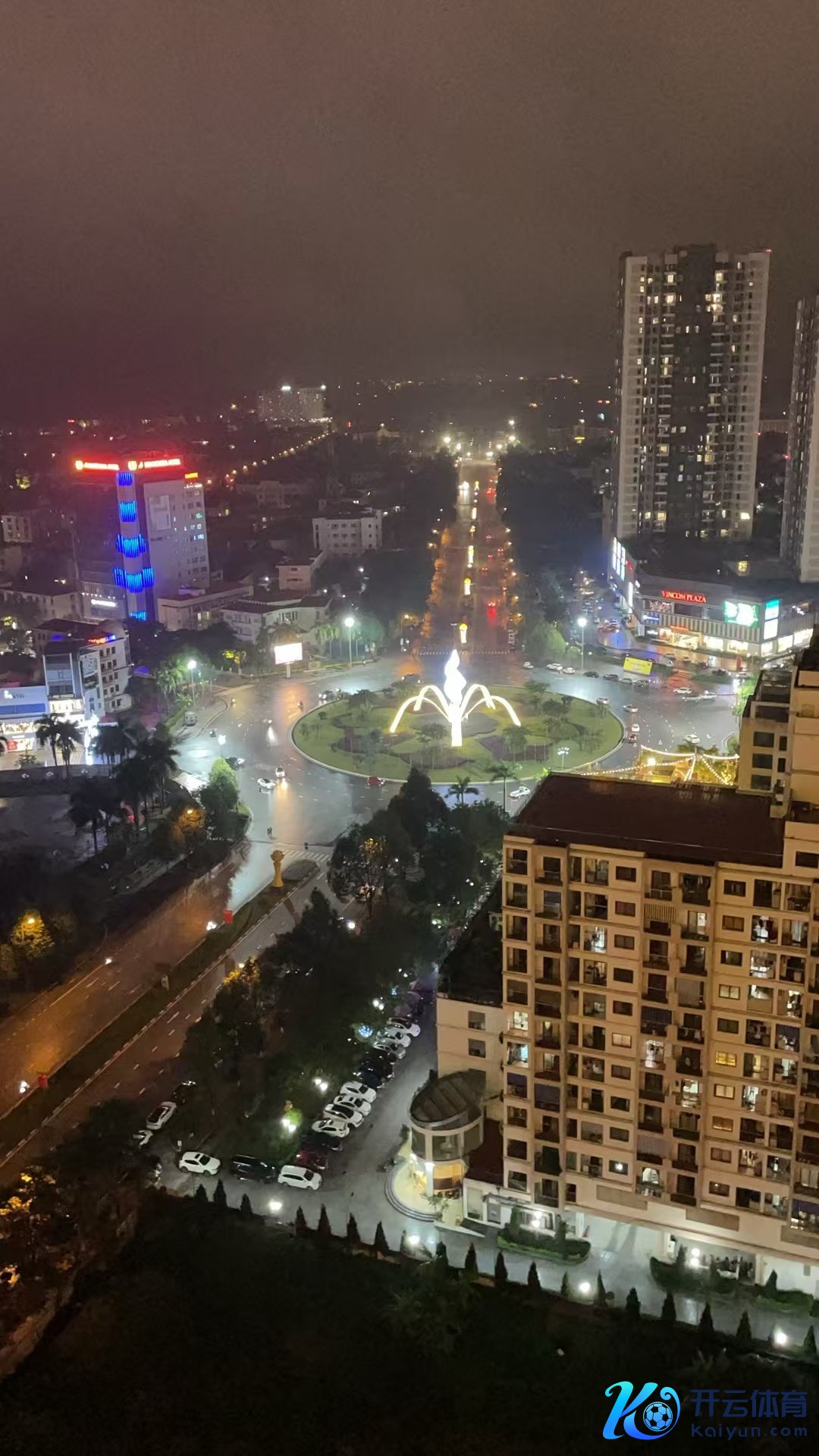 胡志明、河内就像十年前的东莞。图为越南河内隔邻北宁省的街景,由受访者提供。